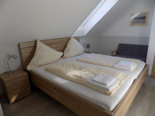 App. Koralle Schlafzimmer mit Doppelbett