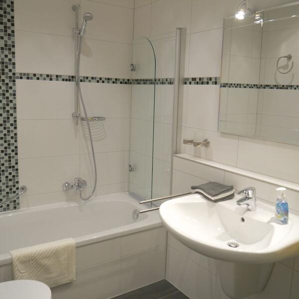 In dem modernen Bad werden Sie den Morgen mit einem Lächeln begrüßen