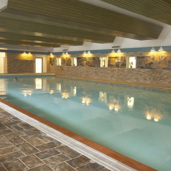 Das große Schwimmbad (10mx20m/28°C) ist täglich von 7 - 21:00 Uhr kostenlos zu nutzen