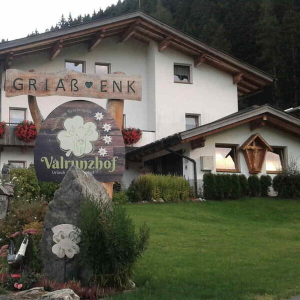 Direkt an der Seilbahn Bauernhof  Valrunzhof****