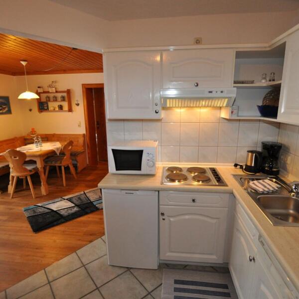 vollausgestattete Küche mit Essecke Kategorie "Vergissmeinnicht"