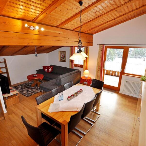 Wohnbereich mit Esstisch in der Familiensuite "Bergblick"