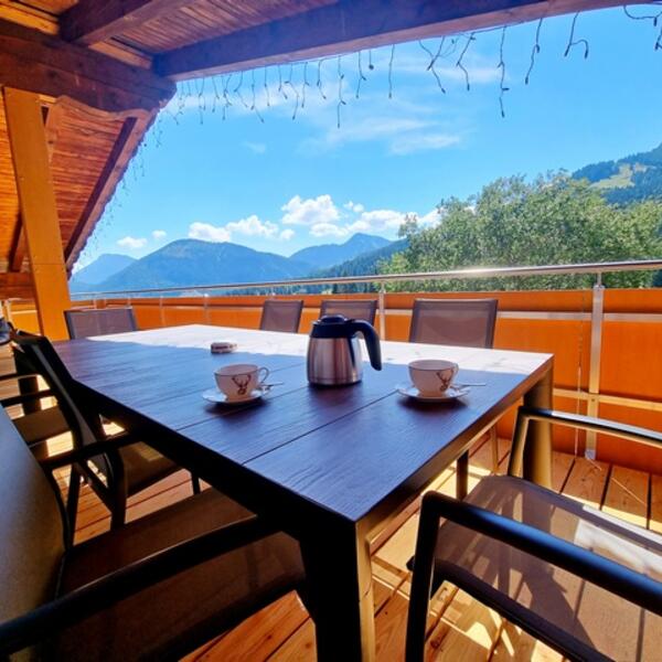 die Ruhe und den Ausblick vom Balkon aus genießen