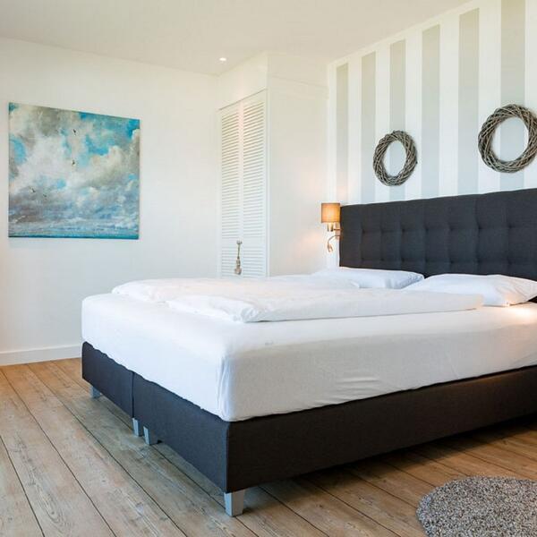 Schlafzimmer mit Boxspringbett