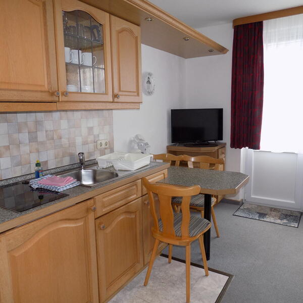 Küchenzeile, Wohnraum mit Balkon