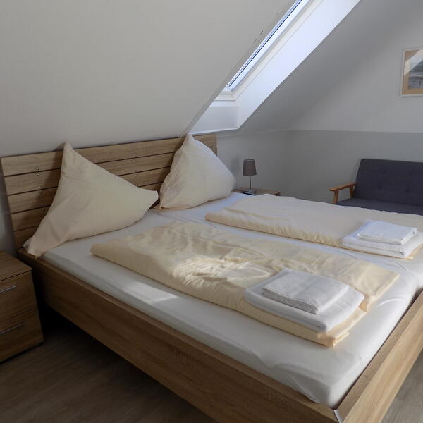 App. Koralle Schlafzimmer mit Doppelbett