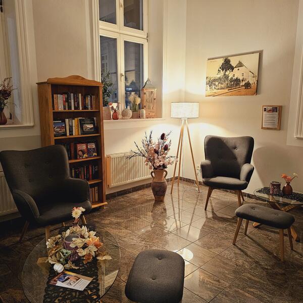 Lobby mit Bücherschrank