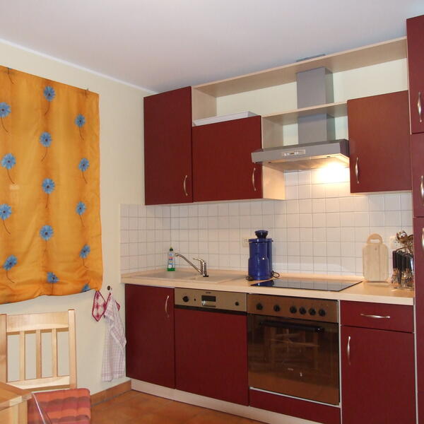 Die voll ausgestattete Küche der ebenerdigen Fewo