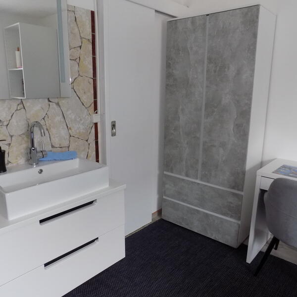 Waschbecken, Zugang zu Dusche/WC