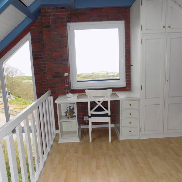 Empore mit Schreibtisch und Meerblick