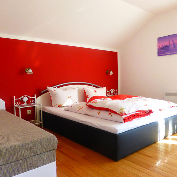 großes Schlafzimmer in der 2. Etage