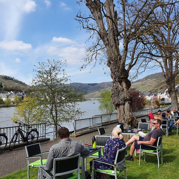 Weinlounge am Moselufer