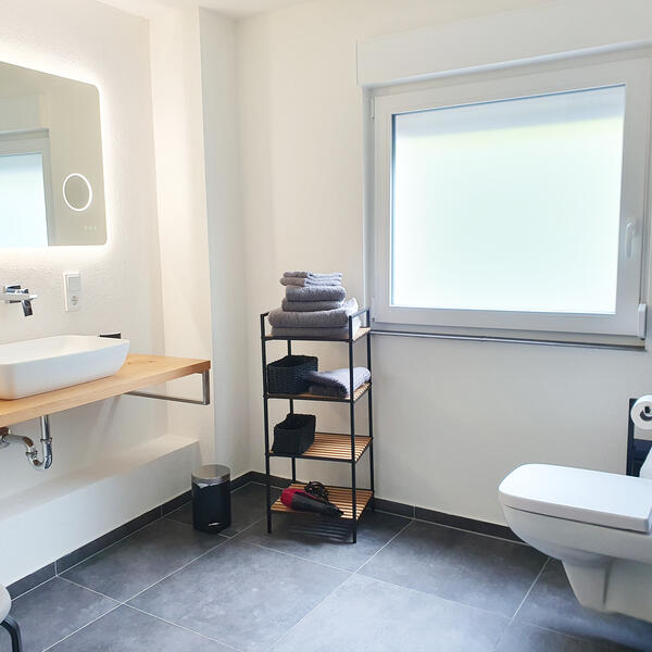 Bad mit Dusche und WC