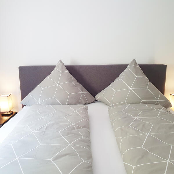 Schlafzimmer mit großem Doppelbett 180x200