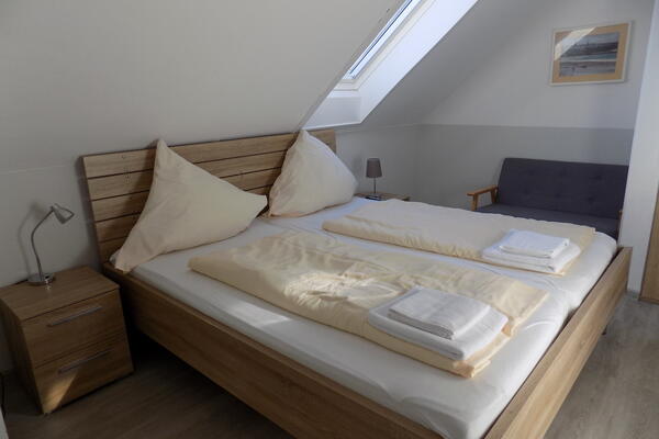 App. Koralle Schlafzimmer mit Doppelbett