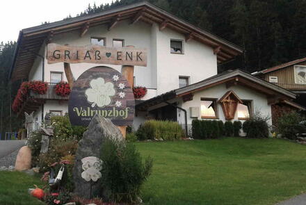 Direkt an der Seilbahn Bauernhof  Valrunzhof****