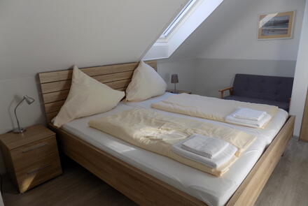 App. Koralle Schlafzimmer mit Doppelbett